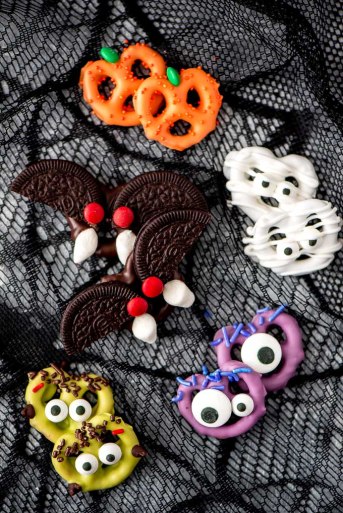 halloween-chocolate-covered-pretzels-12